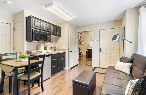 Branson West Condo | Elegant Oasis in the Ozarks: Queen Studio Suite at StoneBridge Village