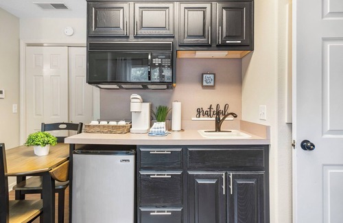 Branson West Condo | Elegant Oasis in the Ozarks: Queen Studio Suite at StoneBridge Village