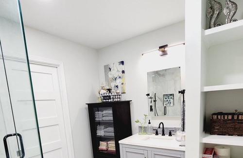 Dallas Other | Elegant Private Bedroom w/ Bath in a Cozy Farmhouse