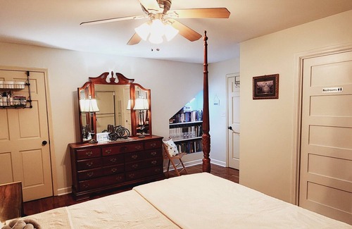 Dallas Other | Elegant Private Bedroom w/ Bath in a Cozy Farmhouse