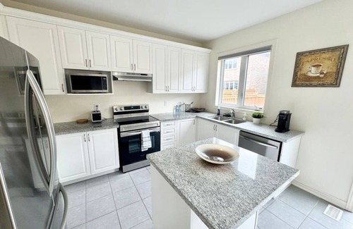 Brampton House | Elegant Retreat near Toronto Airport & Downtown