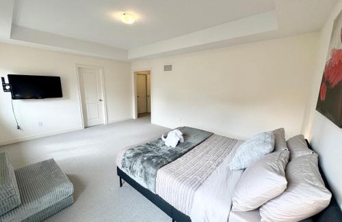 Brampton House | Elegant Retreat near Toronto Airport & Downtown
