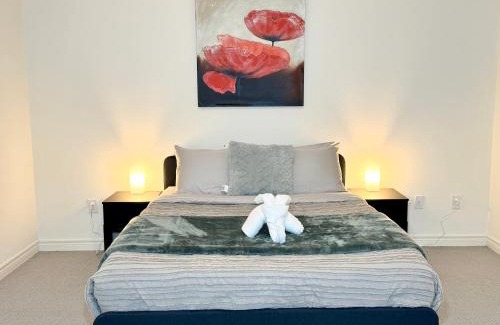 Brampton House | Elegant Retreat near Toronto Airport & Downtown