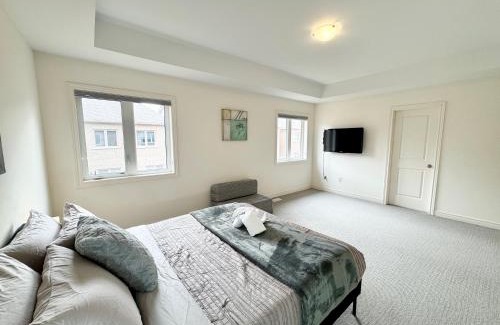 Brampton House | Elegant Retreat near Toronto Airport & Downtown