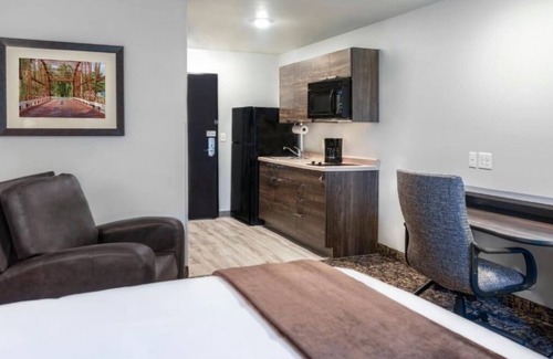 Beatrice Hotel | Elegant Room Pet Friendly Near Beatrice Speedway And Historical Museum Tours