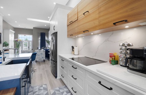 Courtice House | Elegant Safe Haven W/Home Theatre,Arcades, MSG Chair, Bckyrd ,Skylight near 401