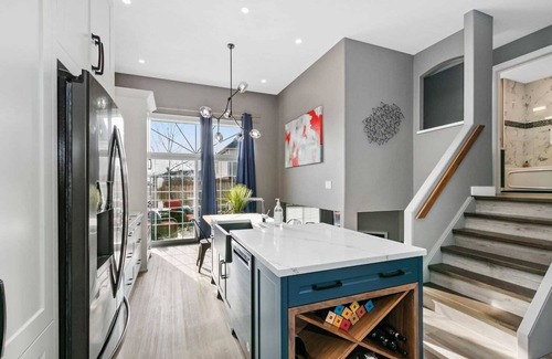 Courtice House | Elegant Safe Haven W/Home Theatre,Arcades, MSG Chair, Bckyrd ,Skylight near 401