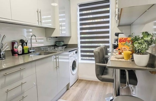 Langley Marish Apartment | Elegant & Serene 3-BR Retreat Minutes from London