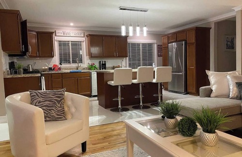 Harper Woods House | Elegant & spacious 3/2 Gem in Harper Woods
