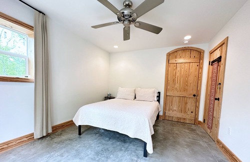 McNeill House | Elegant & Spacious Creekfront Getaway
