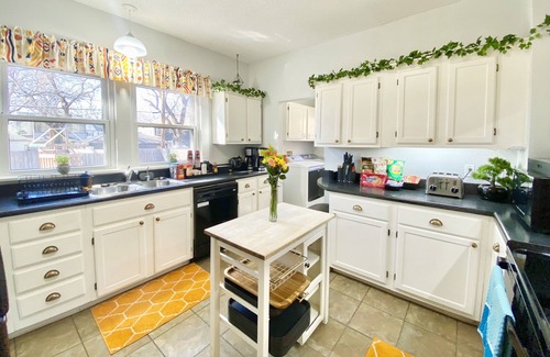 Wichita House | ELEGANT, SPACIOUS FAMILY HOME - 1/2 MILE FROM WESLEY HOSPITAL - 11 BEDS