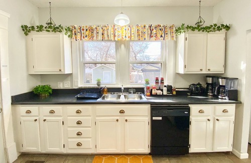 Wichita House | ELEGANT, SPACIOUS FAMILY HOME - 1/2 MILE FROM WESLEY HOSPITAL - 11 BEDS