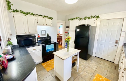 Wichita House | ELEGANT, SPACIOUS FAMILY HOME - 1/2 MILE FROM WESLEY HOSPITAL - 11 BEDS