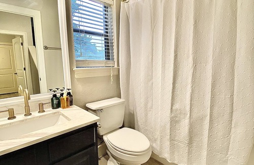 Stone Oak House | Elegant Spacious Home -Social Distance Sleeps 16+