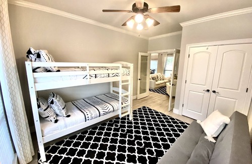 Stone Oak House | Elegant Spacious Home -Social Distance Sleeps 16+