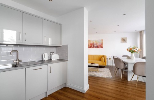 Brentwood Apartment | Elegant Spacious Luxury 2 bed Apartment Sleeps 6