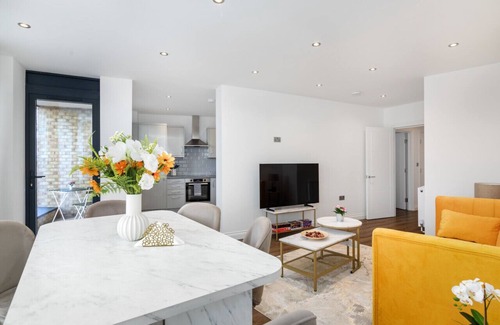 Brentwood Apartment | Elegant Spacious Luxury 2 bed Apartment Sleeps 6