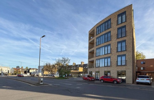 Brentwood Apartment | Elegant Spacious Luxury 2 bed Apartment Sleeps 6