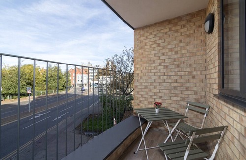 Brentwood Apartment | Elegant Spacious Luxury 2 bed Apartment Sleeps 6