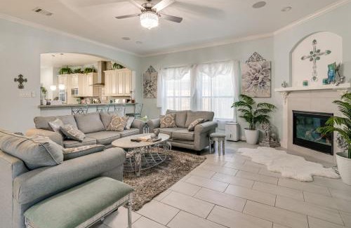 Spring House | Elegant Spring Home with Full Kitchen and Pool