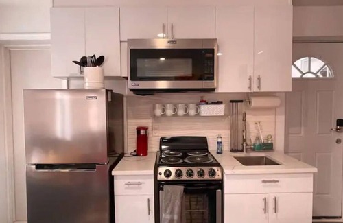 Passyunk Square Apartment | Elegant Square