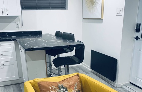 Pointe-aux-Trembles Apartment | Elegant stylized apartment