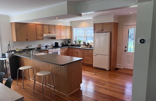 Clayton House | Elegant three bedroom home in park-like setting
