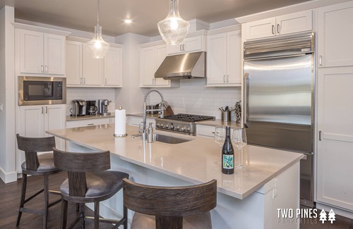 Big Sky House | Elegant Town Center Townhome! Hot Tub! 15 Min Drive to Resort! 5 Min Walk to Tow