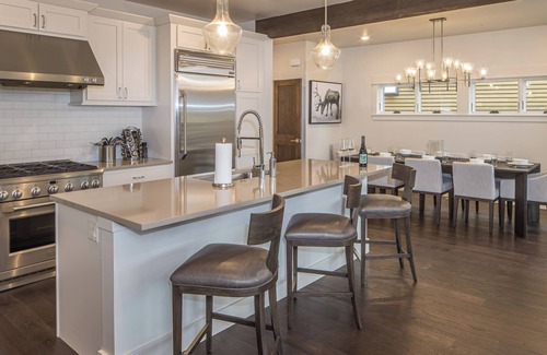 Big Sky House | Elegant Town Center Townhome! Hot Tub! 15 Min Drive to Resort! 5 Min Walk to Tow
