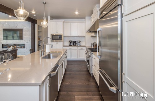 Big Sky House | Elegant Town Center Townhome! Hot Tub! 15 Min Drive to Resort! 5 Min Walk to Tow