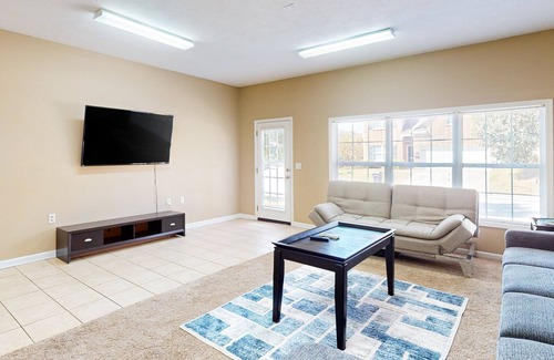 Gracewood House | Elegant townhome with fenced yard, community pool, & W/D - near golf