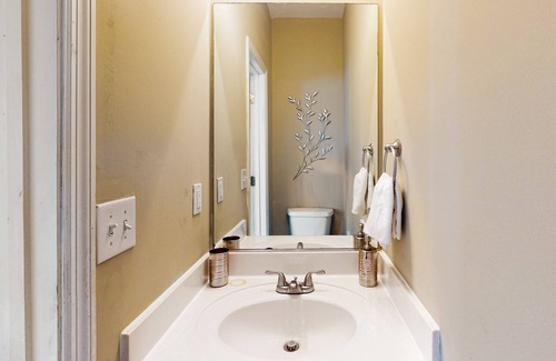 Gracewood House | Elegant townhome with fenced yard, community pool, & W/D - near golf