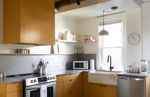 Lancaster House | Elegant townhome with a Hot Tub for couples and small families - Lancaster City