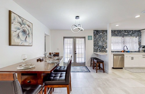 Madeira Beach House | Elegant twin home close to the beach/dog-friendly yard, patio, & washer/dryer