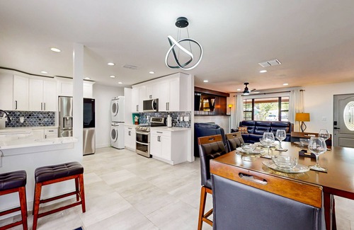 Madeira Beach House | Elegant twin home close to the beach/dog-friendly yard, patio, & washer/dryer
