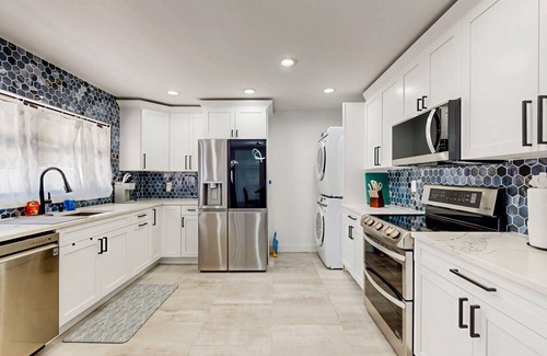 Madeira Beach House | Elegant twin home close to the beach/dog-friendly yard, patio, & washer/dryer