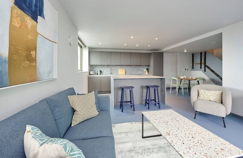 Poplar Apartment | Elegant two-bedroom apartment in vibrant Poplar