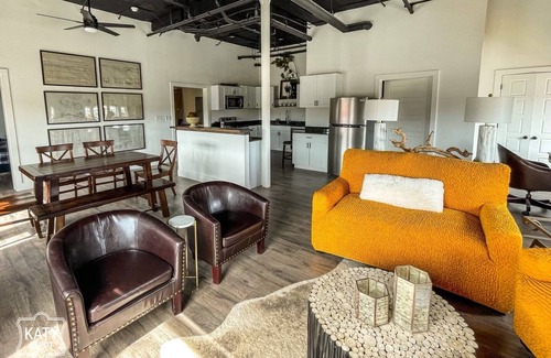 Denison Apartment | Elegant two bedroom/one bath loft, location on the second floor of Katy Depot.