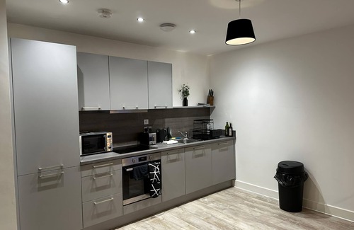Bloxwich Apartment | Elegant Urban Retreat: Ideal for Families, Couples, and Solo Adventurers.