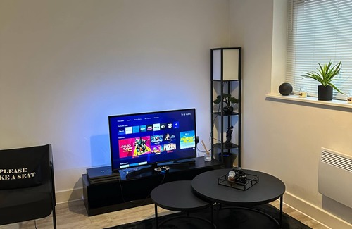 Bloxwich Apartment | Elegant Urban Retreat: Ideal for Families, Couples, and Solo Adventurers.