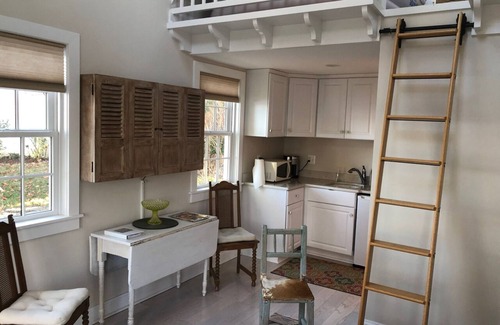Epping Forest House | Elegant waterfront cottage and guest house, garden setting, clubhouse and beach