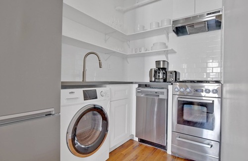 Williamsburg Apartment | Elegant Williamsburg 1BR w/W/D, nr Domino Park, by Blueground
