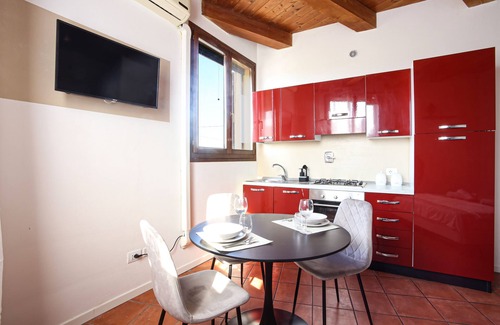 Calderara di Reno Apartment | Elegante Appartamento con Parcheggio Vicino All'aeroporto e al Centro di Bologna