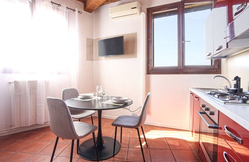 Calderara di Reno Apartment | Elegante Appartamento con Parcheggio Vicino All'aeroporto e al Centro di Bologna