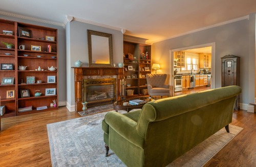 Oak Park House | Elegantly decorated spacious 4 bedroom, 5 bathroom home in historic Oak Park