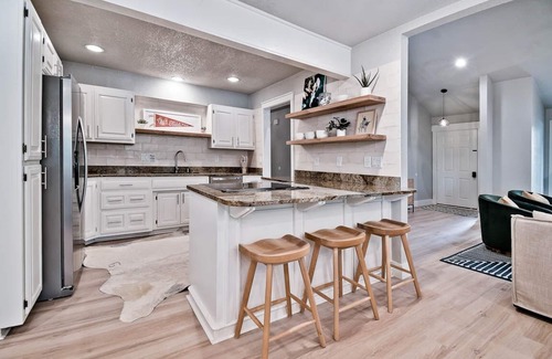 Bella Vista House | Elegantly decorated home located right next to the Lago Vista Spur bike trail