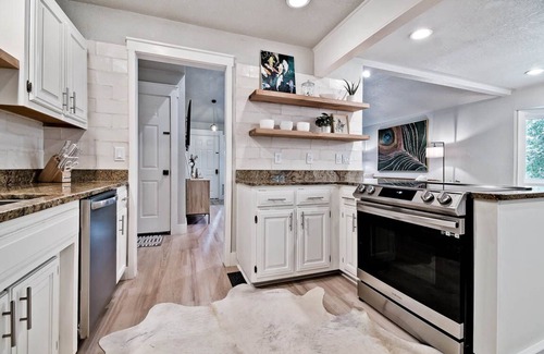 Bella Vista House | Elegantly decorated home located right next to the Lago Vista Spur bike trail