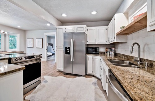 Bella Vista House | Elegantly decorated home located right next to the Lago Vista Spur bike trail