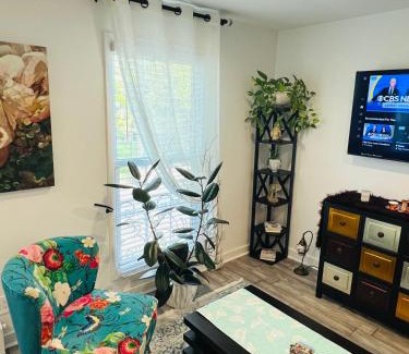 Astoria Heights Apartment | Eleni’s Charming Studio