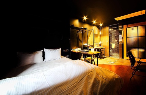 Chinju Hotel | Elephant Shower Hotel